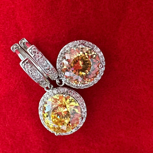 NWOT Gorgeous Canary Crystal Earrings - Picture 3 of 4